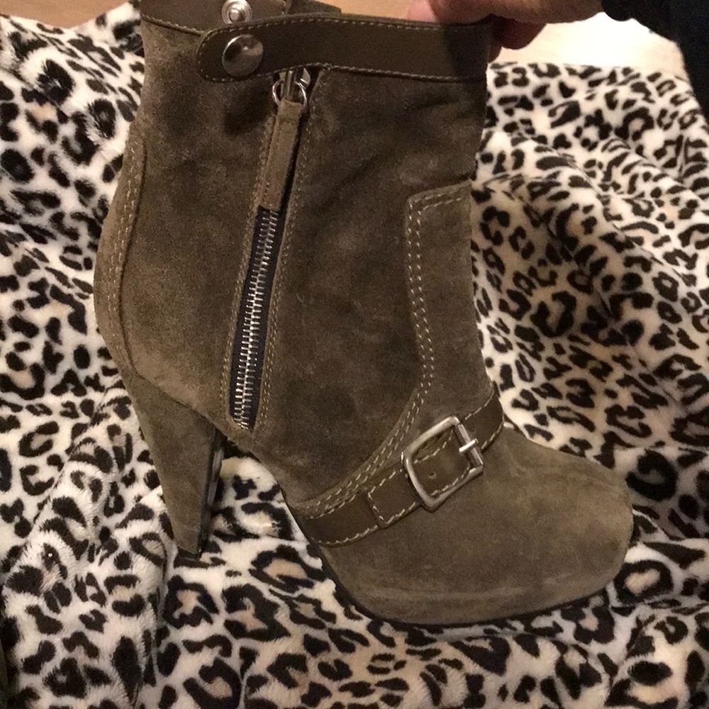 Priaipas Olive suede booties